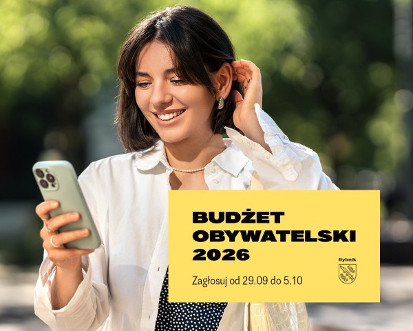 Uśmiechnięta kobieta trzymająca telefon w ręku. 